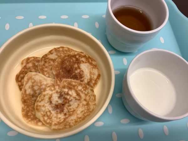《常食》《アレルギー除去食》おやつは、米粉のオニオンチーズパンケーキです。