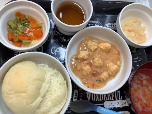 《中期B》昼食は、鶏ひき肉のトマトクリーム煮です。