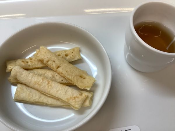 《離乳食後期》おやつは、米粉きなこパンケーキです。