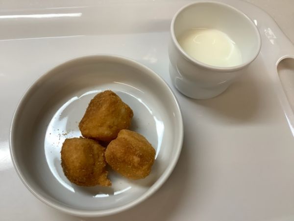 《常食》おやつは、きなこ揚げドーナツです。