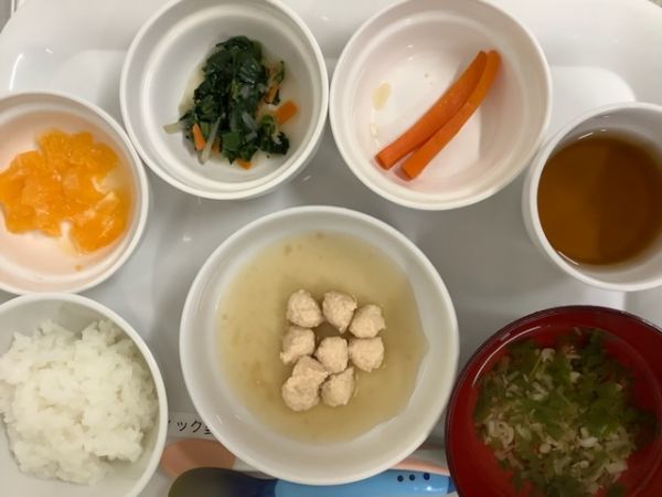 《離乳食後期》昼食は、鶏肉団子の味噌煮です。