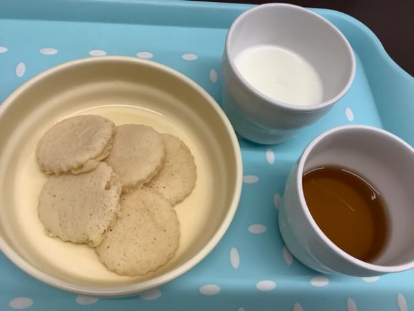 《常食》《アレルギー除去食》おやつは、米粉きなこパンケーキです。