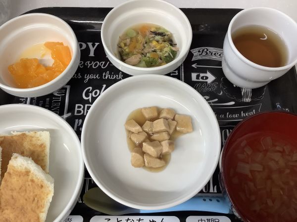 昼食は、かじきのりんごソテーです。《中期B》
