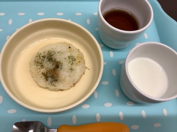 《常食》《アレルギー除去食》おやつは、じゃがいものしらす焼きです。