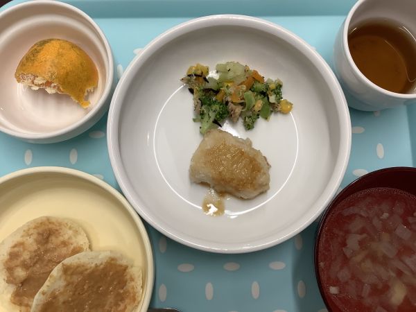 昼食は、かじきのりんごソテーです。《アレルギー除去食》《常食》