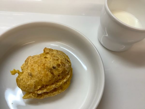 《中期B》おやつは、かぼちゃとバナナのスイートパンです。