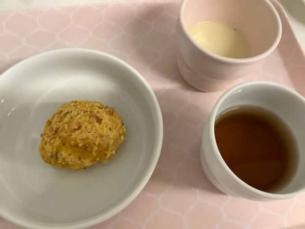 《常食》《アレルギー除去食》おやつは、かぼちゃとバナナのスイートパンです。