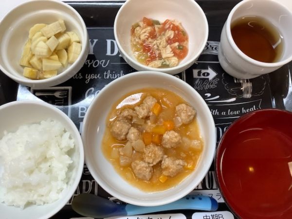 《中期B》昼食は、豚肉団子のケチャップ煮です。