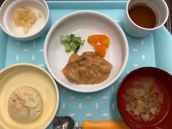 《常食》《アレルギー除去食》昼食は、しめじと鶏肉のトマトクリーム煮です。