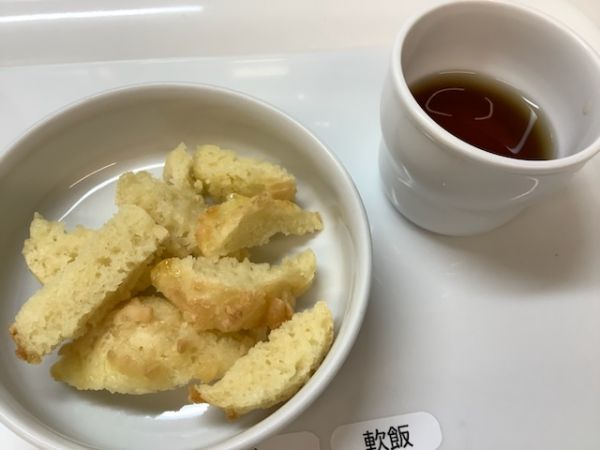 《離乳食後期》おやつは、オニオンチーズマフィンです。