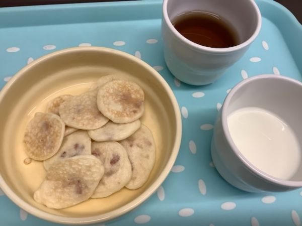 《常食》おやつは、米粉のオニオンチーズパンケーキです。