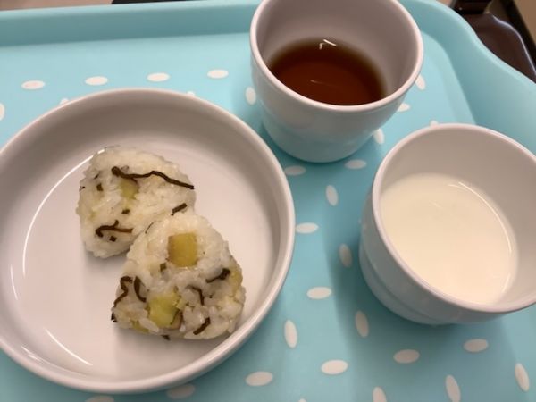 《常食》《アレルギー除去食》おやつは、さつまいもと昆布のおにぎりです。