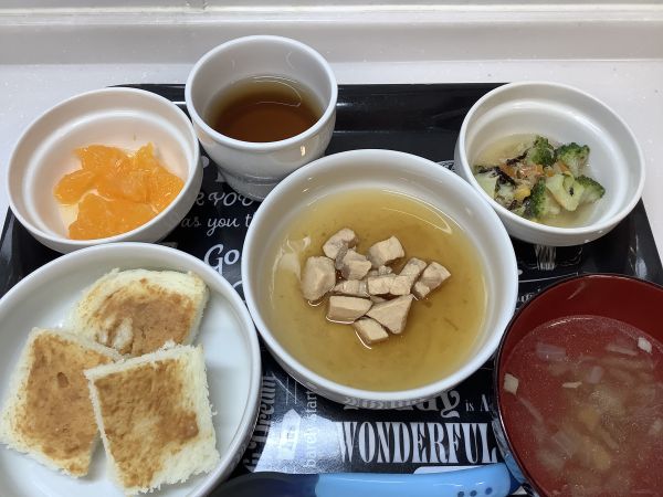 昼食は、かじきのりんごソテーです。《中期B》《後期》
