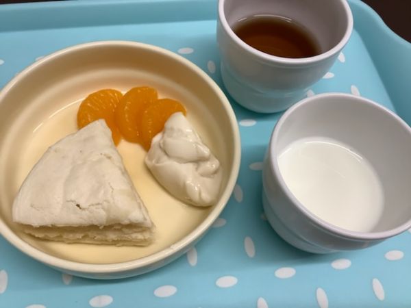 《常食》《アレルギー除去食》おやつは、パンケーキ　豆乳クリーム　フルーツです。