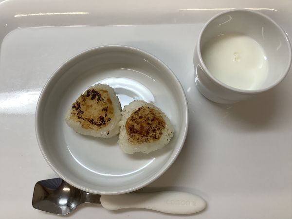 おやつは、焼きみそおにぎりです。《常食》