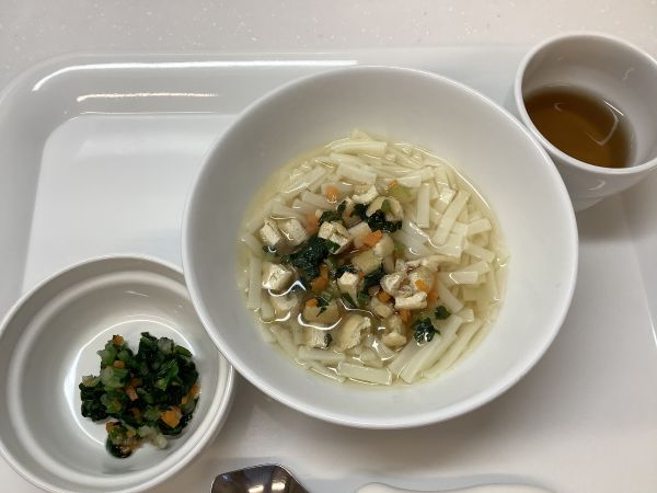 昼食は、きつねうどんです。《常食》