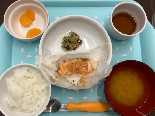 《常食》《アレルギー除去食》昼食は、鮭の包み焼きです。