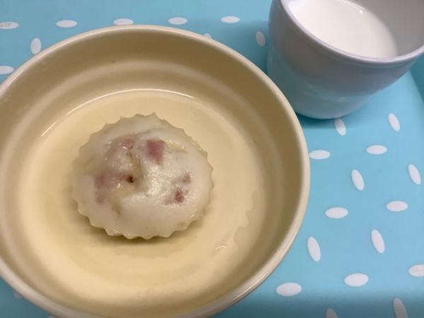 《常食》《アレルギー除去食》おやつは、米粉のハムチーズ蒸しパンです。