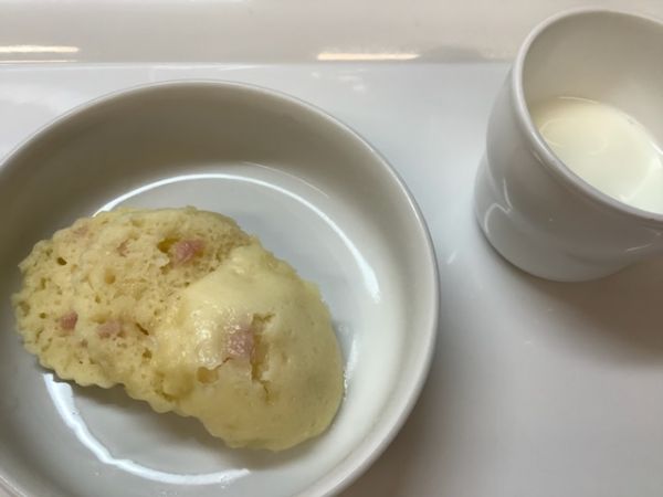 《中期B》おやつは、ハムチーズ蒸しパンです。