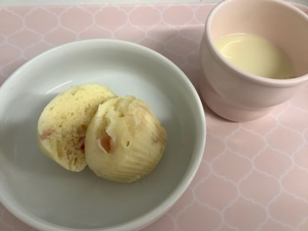 《常食》《アレルギー除去食》おやつは、ハムチーズ蒸しパンです。