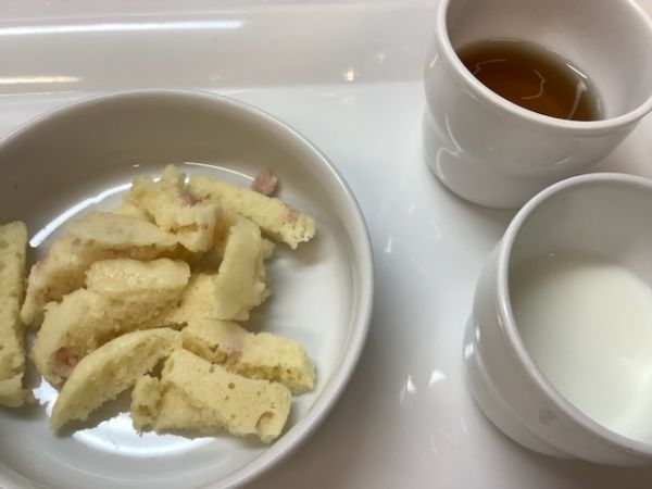 《離乳食完了期》おやつは、ハムチーズ蒸しパンです。