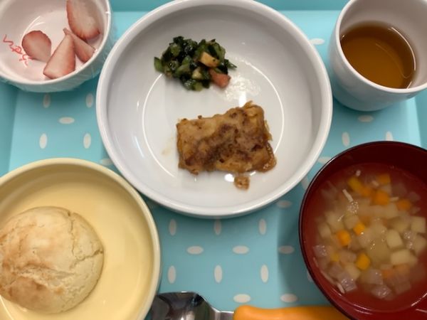 《常食》《アレルギー除去食》昼食は、かじきのエスニック焼きです。