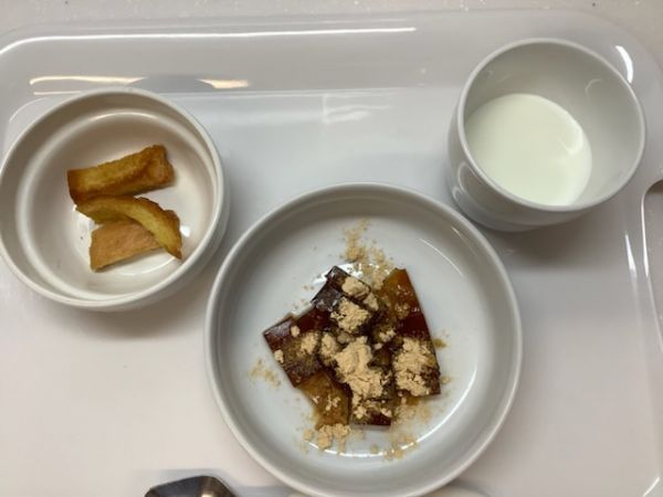 《常食》《離乳食完了期》おやつは、黒糖寒天とカレーラスクです。