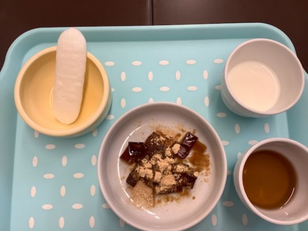 《常食》《アレルギー除去食》おやつは、黒糖寒天とハイハインです。