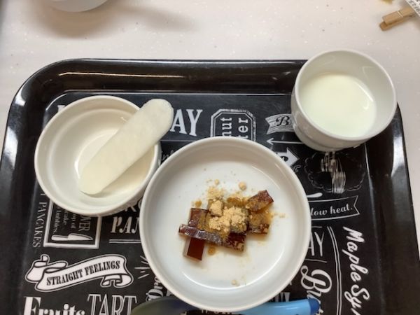 《中期B》おやつは、黒糖寒天とハイハインです。