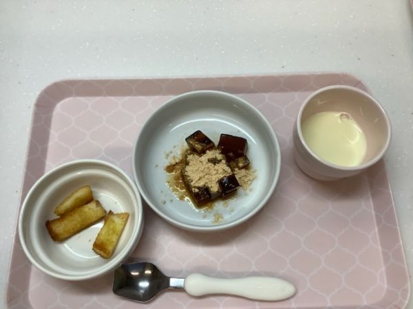 《常食》《アレルギー除去食》おやつは、黒糖寒天とカレーラスクです。