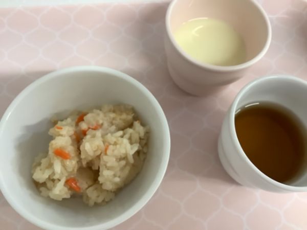 《常食》《アレルギー除去食》おやつは、えのきとツナの炊き込みご飯です。