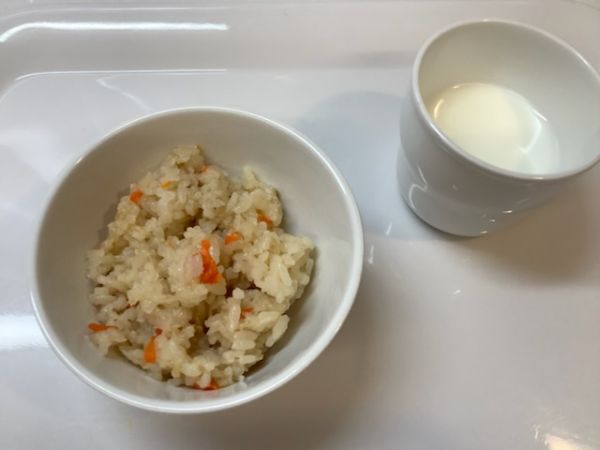 《常食》おやつは、えのきとツナの炊き込みご飯です。