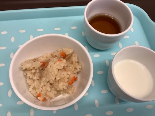 《常食》《アレルギー除去食》おやつは、えのきとツナの炊き込みご飯です。