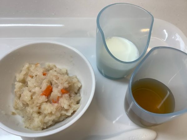 《離乳食完了期》おやつは、えのきとツナの炊き込みご飯です。