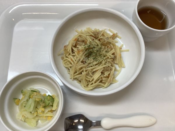 昼食は、きのことツナのスパゲティです。《常食》
