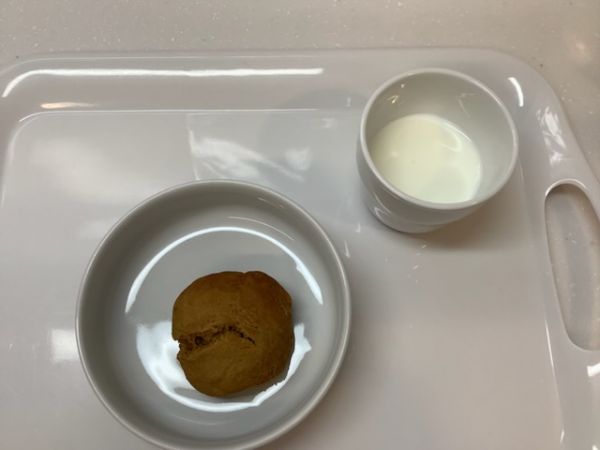 《常食》おやつは、黒糖ときなこのスコーンです。