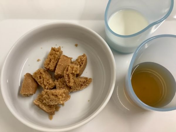 《離乳食完了期》おやつは、黒糖ときなこのスコーンです。