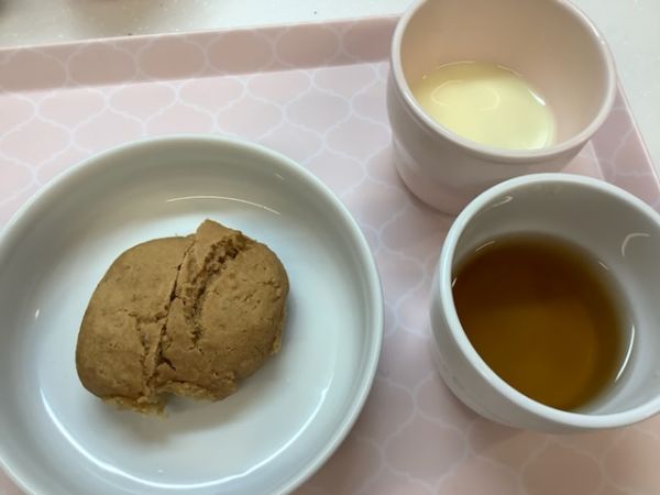 《常食》《アレルギー除去食》おやつは、黒糖ときなこのスコーンです。