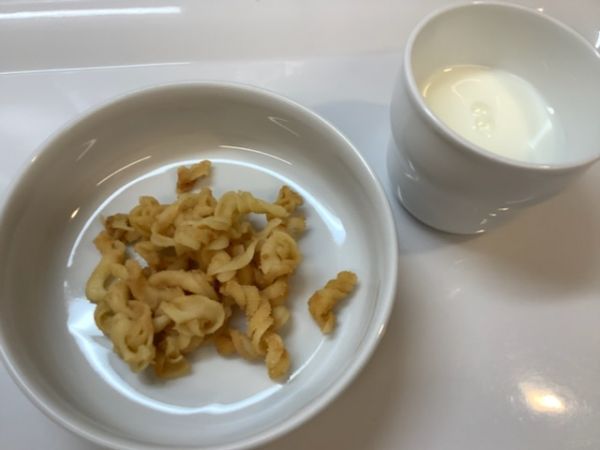 《常食》《中期B》《離乳食完了期》おやつは、マカロニきなこです。