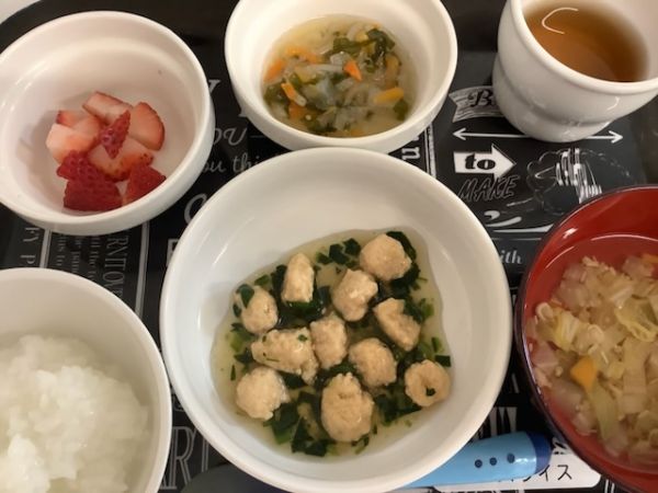 《中期B》昼食は、鶏ひき肉とほうれん草煮です。
