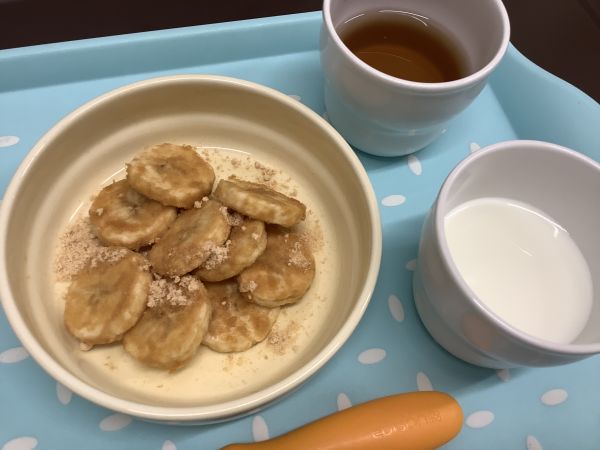 《常食》《アレルギー除去食》おやつは、バナナきなこです。