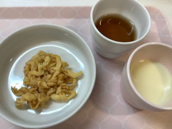 《常食》《アレルギー除去食》昼食は、マカロニきなこです。