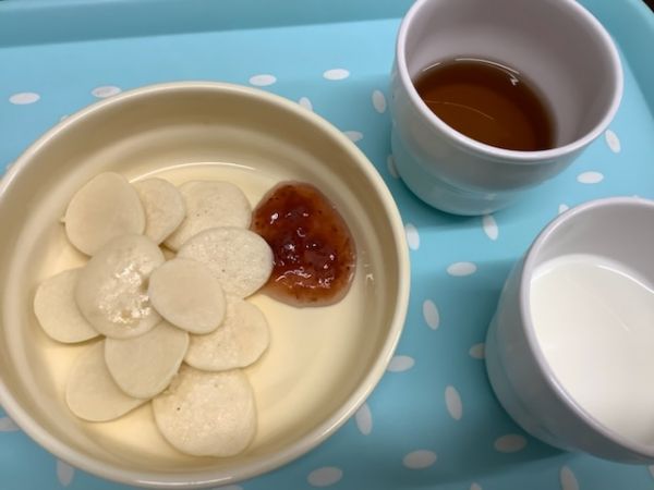 《常食》《アレルギー除去食》おやつは、米粉のパンケーキです。