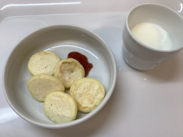 《常食》《中期B》おやつは、パンケーキです。