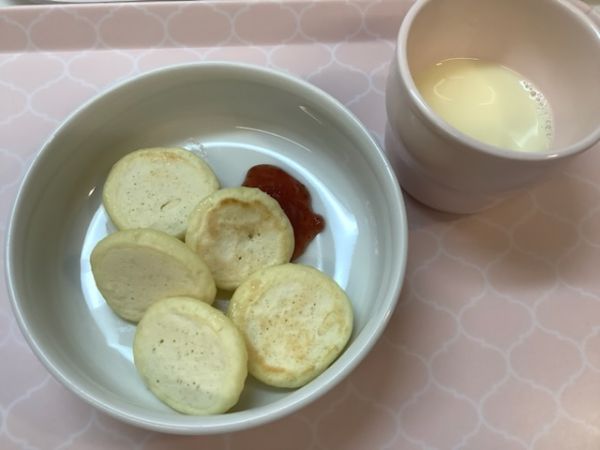 《常食》《アレルギー除去食》おやつは、パンケーキです。