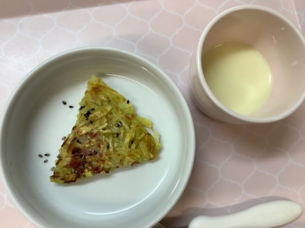 《常食》《アレルギー除去食》おやつは、さつまいもとチーズのガレットです。