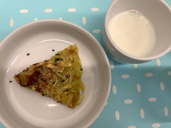 《常食》《アレルギー除去食》おやつは、さつまいもとチーズのガレットです。