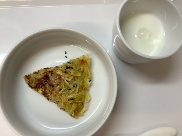 《常食》おやつは、さつまいもとチーズのガレットです。