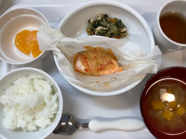 《常食》昼食は、鮭の包み焼きです。