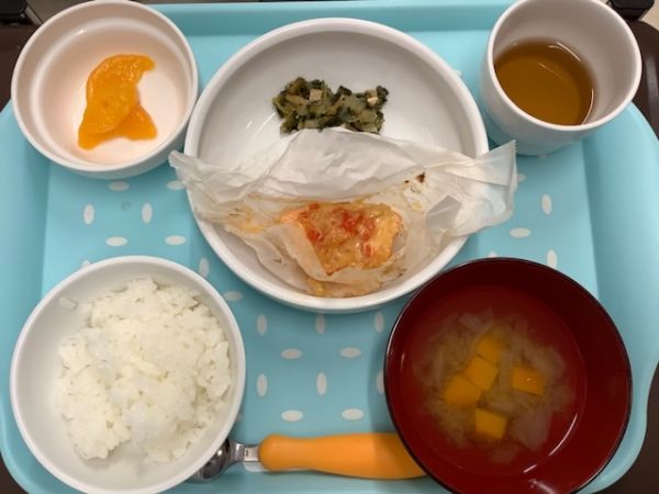 《常食》《アレルギー除去食》昼食は、鮭の包み焼きです。